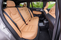 試乗車の後席に備わっていたリアのシートヒーターは、ステアリングヒーターとセットで「クライメートパッケージ」に含まれる5万5000円のオプションアイテム。