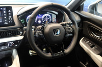 コックピット周辺部。下端がフラットになったDシェイプステアリングホイールが目を引く。