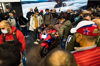 スーパースポーツマシンにまたがれば、カウルのなかにスッポリと体を収めてみたくなるもの。これは世界のバイクファンに共通する願望だ。