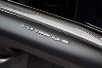 ダッシュボードに貼られた車名のバッジ。「Purosangue（プロサングエ）」とは、イタリア語で“サラブレッド”や“純血”を意味する言葉だ。