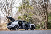 「エレトレR」のボディーサイズは全長×全幅×全高＝5103×2019×1636mmで、ホイールベースは3019mm。アクティブエアサスペンションが標準で装備され、高速走行時には車高を最大で25mm下げ、オフロードでは15～25mm引き上げることができる。