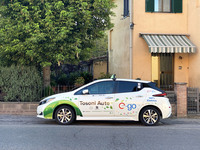 日産イタリアと電力会社による補助金の対象だったジャンルーカさんの「リーフ」には、両社の広告が。