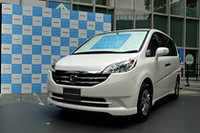 国内販売台数100万台達成記念イベント「ステップワゴン×HUG!」に堀北真希さん登場！