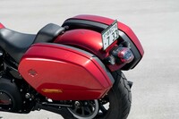 リアに備わるサイドケースは、左右合わせて56リッターの容量を備えている。