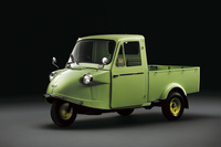 映画『ALWAYS三丁目の夕日』に登場する、MP型「ダイハツ・ミゼット」。先代モデルのDK型とは異なり、丸いステアリングホイールが備わっていた。