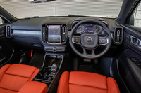 インテリアデザインは、従来の「XC40」シリーズに準じたもの。ただしバッテリーの搭載によって、ティッシュボックスが収まるスペースを有していたセンターコンソールの収納部分は廃止されている。オレフォス社のクリスタル製シフトノブは「インスクリプション」グレードに標準装備となるアイテム。