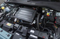 フロントに積まれる駆動用モーターは最高出力156PS、最大トルク270N・mを発生する。