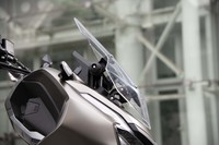 ウインドスクリーンの高さは、手動（左右にあるストッパーを同時に引く）で2段階に調節可能。運転しながらの操作はできない。