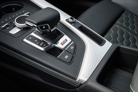 トランスミッションは従来モデルがデュアルクラッチ式7段ATだったのに対し、トルコン式の8段ATに変更された。