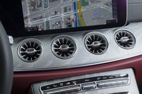 インテリアトリムにはマットグレーにペイントされたアッシュウッドを採用。エアコンのダクトはタービンエンジンを模した形状となっている。