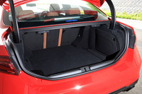 トランクルームの容量は480リッター。後席の背もたれには4：2：4の分割可倒機構が備わっており、必要に応じて積載スペースを拡張できる。