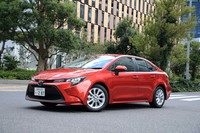 ボディーの拡大によって3ナンバー車となった「カローラ」だが、ルーフやドアなどを国内専用に仕立てることで、海外仕様車よりもコンパクトな、国内での使い勝手に配慮したサイズにとどめている。