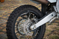 タイヤはオフロードでの走破性を重視しつつ、舗装路での走行にも配慮した井上ゴム工業の「IRC GP-22R」。サイズは前が80/100-21、後ろが120/80-18。