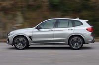 テスト車の車両重量は2030kg。前軸1020kg、後ろ軸1010kgという配分になっている。