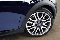 「クーパーD 5ドア」の標準仕様のタイヤサイズは175/65R15だが、テスト車にはオプションで用意される205/40R18サイズのタイヤと、18インチアルミホイールが装着されていた。