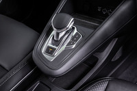 回生ブレーキの力を強める「B」レンジが備わる「キャプチャーE-TECHハイブリッド」のシフトセレクター。センターコンソールは2階建てで、下段を照らすアンビエントライトは8色から選択できる。