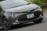 ほった：「『カローラ スポーツ』もガバッっとしてません？」
	明照寺：「グリルだけの話じゃないですよ（笑）。その上の部分も含めた、顔全体のボリュームの話です」（写真＝向後一宏）