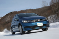 「ウィンタートランパスTX」を装着した「フォルクスワーゲン・ゴルフトゥーラン」。前輪駆動ながら、外周路で軽快な走りをみせた。