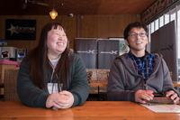 試乗を終え、「ヴェゼル モデューロX」の感想を語る外山夫妻。2人とも、その走りに大いに満足した様子だった。