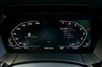 10.25インチの巨大なデジタルメーターパネル。各種走行情報はもちろん、ナビゲーションの地図表示機能も備わる。