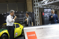 プレスカンファレンスの最後には、自動車ライターの山口京一氏も登場。トヨタが製作した初のレーシングカー「トヨペット・レーサー」の話で盛り上がった。