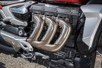 ハイドロフォーミングによるヘダースの造形が美しい、巨大な直列3気筒エンジン。排気量アップによる高出力化に加え、18kgの軽量化も実現している。