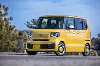 2023年10月に発売された3代目「ホンダN-BOX」。「HAPPY Rhythm BOX」をグランドコンセプトに開発が行われた。従来型と同じくスタンダードモデルと、力強さをエクステリアデザインで表現したとされる「カスタム」の2モデルをラインナップ。今回は前者に試乗した。