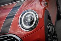 ヘッドランプユニット内を丸く縁取るLEDデイライトが全車に標準装備となった。