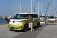 筆者と「ID.Buzz」。コペンハーゲンの港で。