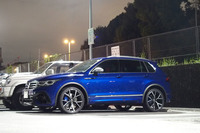 「ティグアンR」は、車体前後のデザインや21インチサイズのアルミホイール、青いブレーキキャリパー、クロームのデュアルツインエキゾーストパイプなどで他グレードとの差異化が図られている。