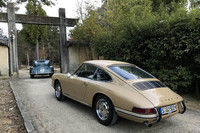 1956年の「356A 1600クーペ」（奥）と1967年の「911」（手前）。