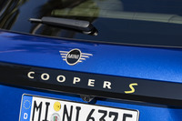 MINIのEVは「クーパーS」「クーパーSE」の2車種構成。今回はこのうち、より高性能なモデルと位置づけられる後者に試乗した。