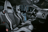 サベルト製スポーツシートが備わるインテリア。