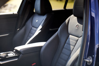 インテリアは各部の表皮の色やステッチ、パイピング、エンボス加工など、きめ細やかなカスタマイズが可能。最高品質の天然本革を用いた「アルピナ・ラヴァリナ・インテリア」も用意される。