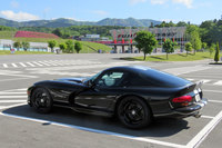 富士スピードウェイの東ゲートにて記念撮影。編集部の同僚には申し訳ないが、今のところ、記者はこのクルマを売る気ゼロである。これ以上に荒唐無稽なクルマが出てきたら、考えてもいいですけどね。