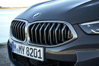 BMWではおなじみの「キドニーグリル」。「8シリーズ」のものは、リムが中央でひとつながりになった新生代デザインとなっている。