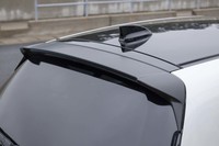 ルーフエンドにはコンパクトなスポイラーを装備する。