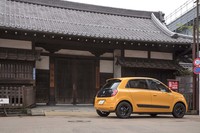 フロントにエンジンがないために大きな舵角が得られる「トゥインゴ」。最小回転半径4.3mという小回り性のよさも自慢だ。