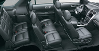 インテリアは、「リミテッド」（写真）が本革のチャコールブラック、「XLT」はクロス地のライトストーンとなる。