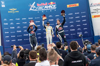 表彰式でトロフィーを掲げる室屋選手。今回初めて、レッドブル・エアレースの表彰式で「君が代」が流れた。（Predrag Vuckovic/Red Bull Content Pool）