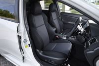 赤いステッチが施されたファブリックとトリコットのコンビシート。オプションで本革シートも用意される。