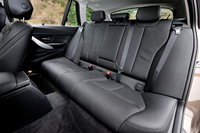 「320dツーリング スポーツ」の後席。背もたれは「アテンザ」が40：60の2分割可倒であるのに対し、こちらは40：20：40の3分割で倒すことができる。