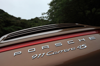 「911カレラ」の4WDモデルには、3.4リッターの「カレラ4」と3.8リッターの「カレラ4S」があり、それぞれにクーペとカブリオレが設定される。試乗車はシリーズの最上級モデル。