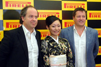フォトセッションでのひとこま。写真左から、ピレリジャパンのマルコ・エッリ代表取締役社長、安藤美姫さん、そしてピレリのモータースポーツ・ダイレクター ポール・ヘンベリー氏。
