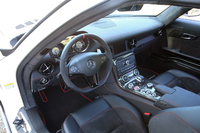 インテリアは、ブラックを基調に、随所にレッドステッチがあしらわれたGT専用仕立てとされる。