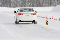 ブレーキをかけた瞬間から、アイス路面にグッと食い付いていくようだ。