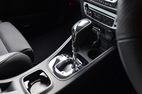 トランスミッションは従来のCVTから、6段DCT（ルノーはエフィシェント・デュアル・クラッチと呼ぶ）に変更された。