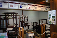 翁の発明になる「豊田式木製人力織機」や自動織機などが展示されている内部。敷地は入口の展示棟のみならずひと山全体に及び、生家は一番奥まったところにある。「障子を開けてみよ。外は広いぞ」の心意気が随所に感じられ、直接自動車には結び付かなくても一見の価値がある。