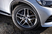 タイヤサイズは「250 4MATIC」が235/60R18、「250 4MATICスポーツ」が235/55R19となっている。