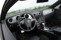 魚のウロコのようなアルミフェイシアパネルは、ベントレーの歴史を物語る。